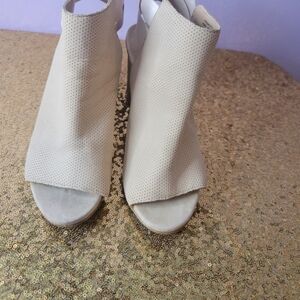 Kenneth Cole Reaction Cream leather Peep Toe sandals size 8.5